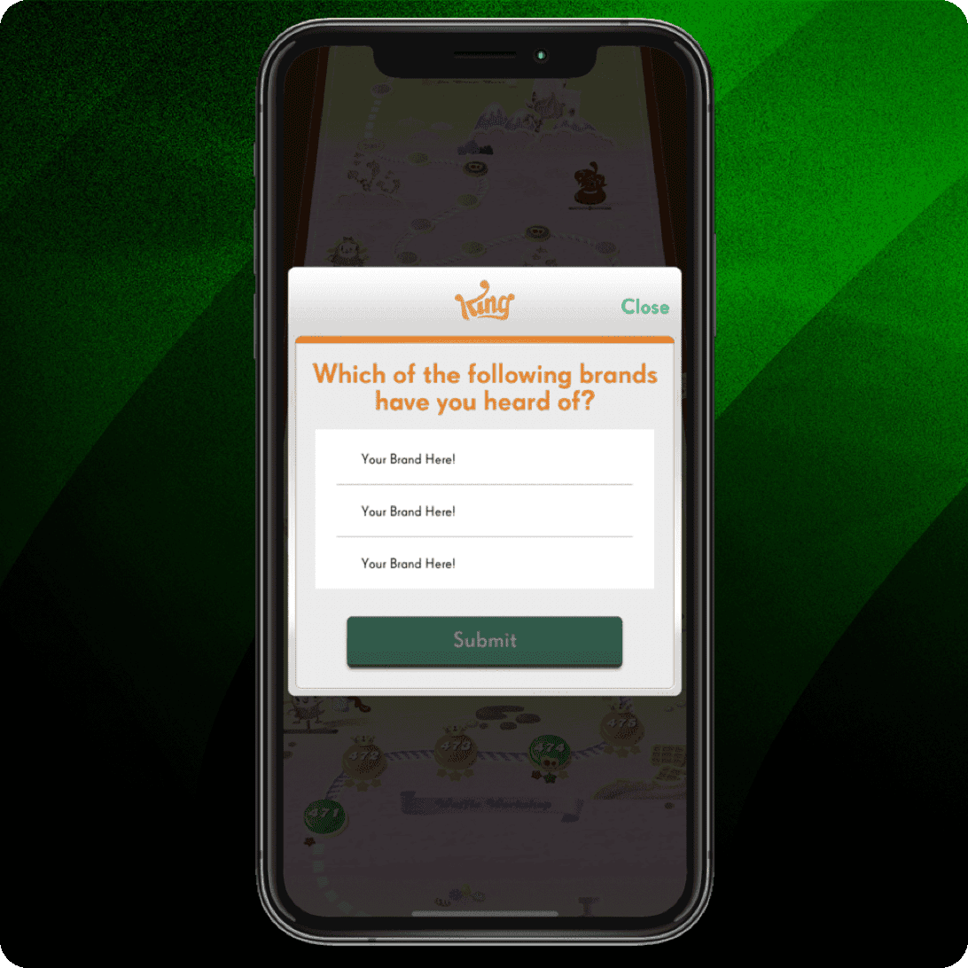 Smartphone mit einer Umfrage zur Markenbekanntheit, drei Antwortoptionen und einem grünen „Submit“-Button vor einem grünen Farbverlauf.